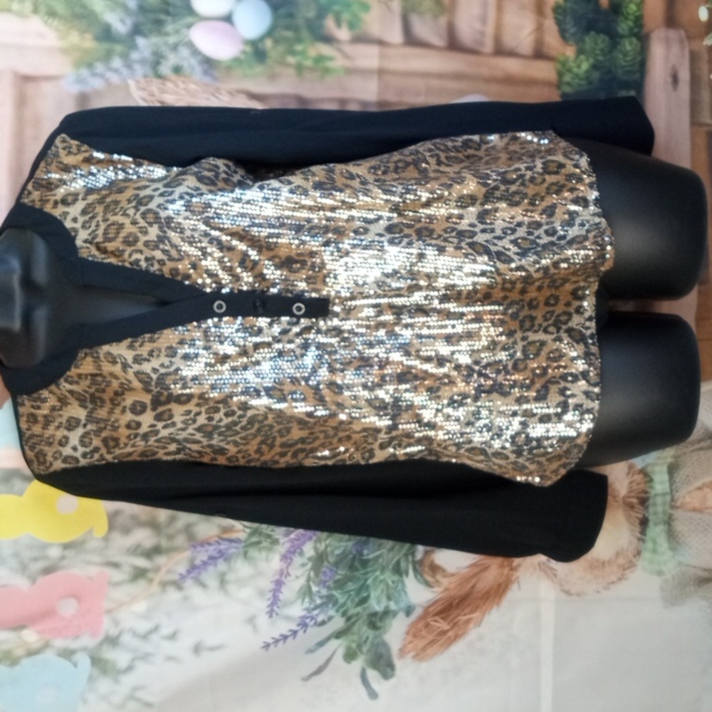👕 La Reyna Sequin Leopard Top